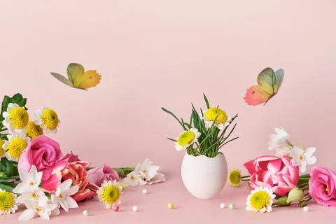 Easter creative composition. Spring flowers, Easter egg and butterflies on a Stock Photos