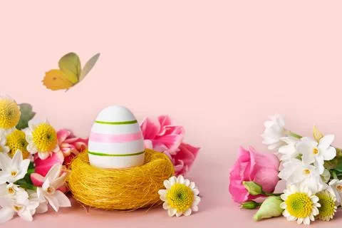 Easter creative composition. Spring flowers, Easter egg and butterflies on a Stock-Fotos