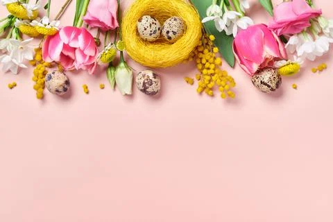 Easter creative composition. Spring flowers, Easter egg and butterflies on pink Foto stock