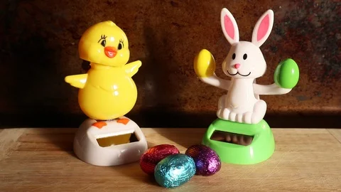 Easter Dancing Bunny and Chick to Deliver Chocolate Eggs 库存影片 126787130