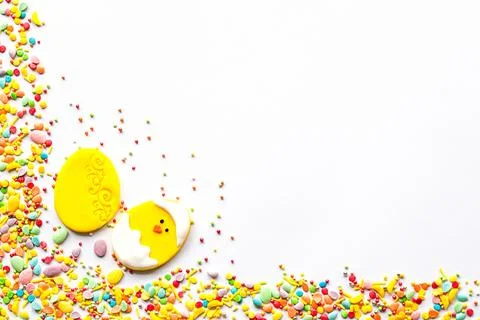 Easter decor concept. Sugar sprinkle frame with yellow egg and chick decor 스톡 사진