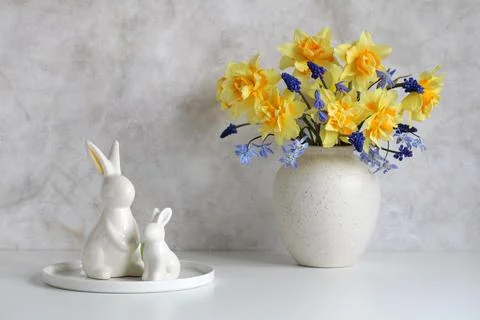 Easter decor, home decoration. Easter bunny figurines and a bouquet of spring Foto stock