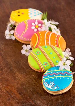 Easter decor made of gingerbread, spring flowers and Easter eggs Stock Photos
