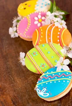 Easter decor made of gingerbread, spring flowers and Easter eggs Stock Photos