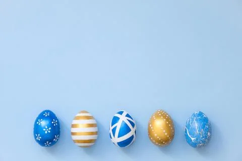 Easter decorated eggs on blue background. Minimal easter concept. Happy Easter 스톡 사진