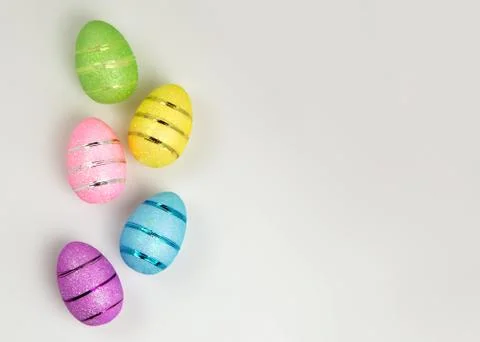 Easter decorated eggs on white background. Minimal easter concept.Happy Easte Foto stock