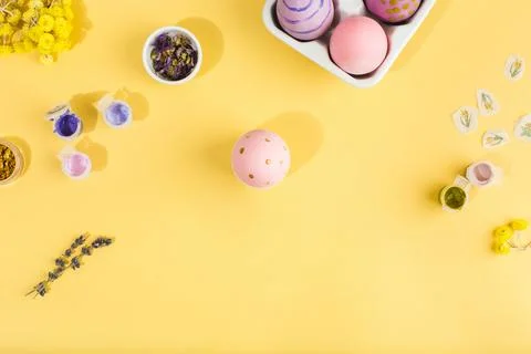 Easter decorated eggs on yellow background. Minimal happy easter concept. Top Stockfoto's