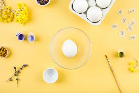 Easter decorated eggs on yellow background. Minimal happy easter concept. Top Foto stock