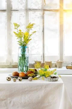 Easter decorated table Prepare to Easter. White tablecloth table decorated... Foto stock