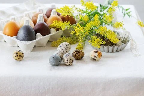 Easter decorated table Prepare to Easter. White tablecloth table decorated... Foto stock