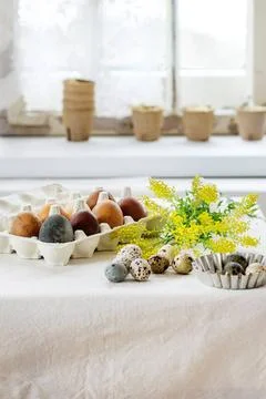 Easter decorated table Prepare to Easter. White tablecloth table decorated... Foto stock