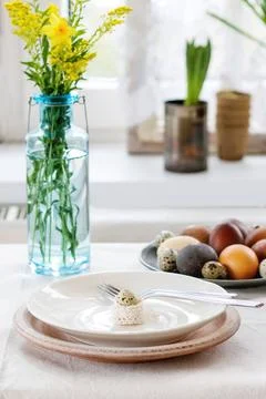 Easter decorated table Prepare to Easter. White table setting with empty p... Foto stock