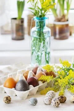 Easter decorated table Prepare to Easter. White tablecloth table decorated... Foto stock