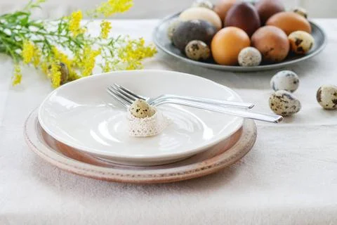 Easter decorated table Prepare to Easter. White table setting with empty p... Foto stock