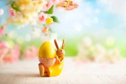 Easter decoration with bunny, Easter eggs and beautiful spring flowers on a.. Stock Photos