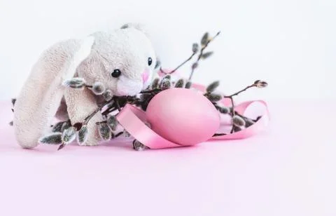 Easter decoration of Easter bunny and pussy willow with an egg and a pink rib Foto stock