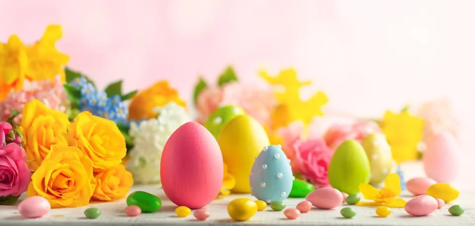 Easter decoration with Easter eggs and spring flowers on white wooden table.. Stock Photos