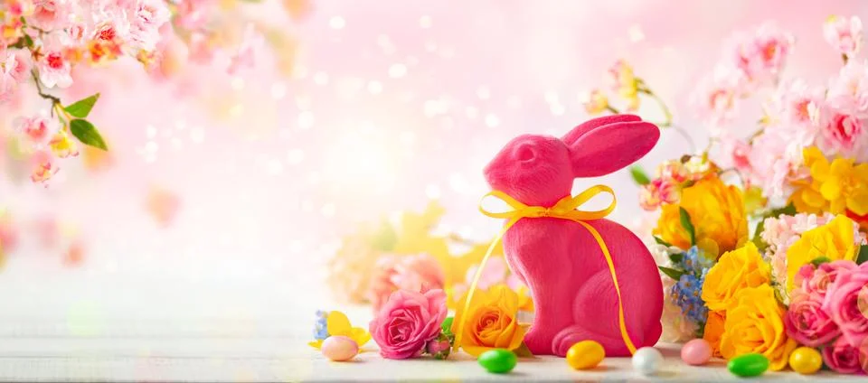 Easter decoration with Easter eggs, bunny and spring flowers on white woode.. Stock Photos
