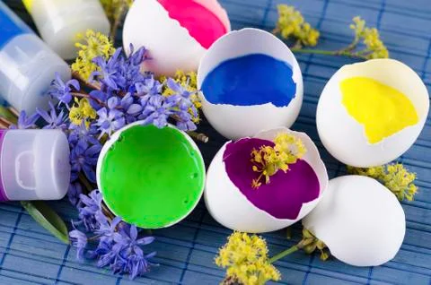 Easter decoration with five egg shells and three paint tubes Foto stock