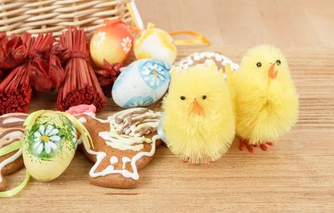 Easter decoration, ginger bread, chicken and painted eggs Foto stock