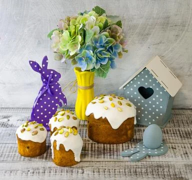 Easter decoration set with glazed kulich and vanilla eclairs Stock-Fotos