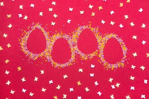 Easter decoration in the shape of easter eggs and color sugar sprinkle and Foto stock