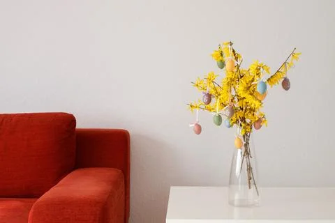 Easter decorations. decorating the house for Easter. Easter eggs on a tree at Stock-Fotos