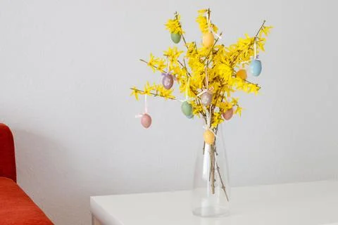 Easter decorations. decorating the house for Easter. Easter eggs on a tree at Foto stock