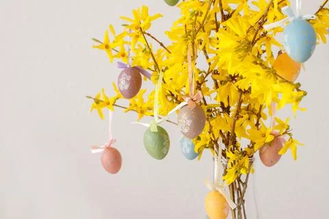 Easter decorations. decorating the house for Easter. Easter eggs on forsythia 스톡 사진