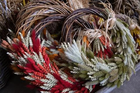 Easter decorations featuring vibrant spring wreath adorned with spikelets and Foto stock