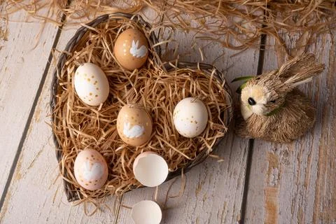 Easter decorations, straw rabbit and beautiful hand-painted eggs for the Ea.. Foto stock