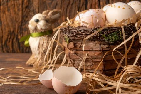 Easter decorations, straw rabbit and beautiful hand-painted eggs for the Ea.. 스톡 사진