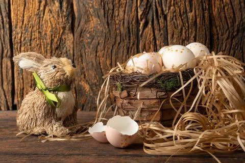 Easter decorations, straw rabbit and beautiful hand-painted eggs for the Ea.. 스톡 사진