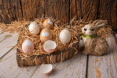 Easter decorations, straw rabbit and beautiful hand-painted eggs for the Ea.. Foto stock