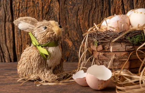 Easter decorations, straw rabbit and beautiful hand-painted eggs for the Ea.. Foto stock
