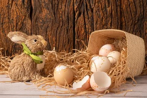 Easter decorations, straw rabbit and beautiful hand-painted eggs for the Ea.. 스톡 사진