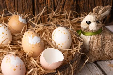 Easter decorations, straw rabbit and beautiful hand-painted eggs for the Ea.. 스톡 사진