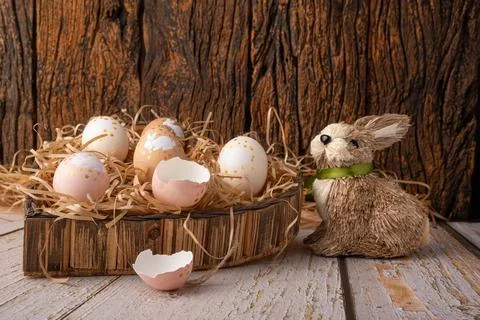 Easter decorations, straw rabbit and beautiful hand-painted eggs for the Ea.. Foto stock