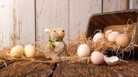 Easter decorations, straw rabbit and beautiful hand-painted eggs for the Ea.. 스톡 사진