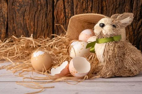 Easter decorations, straw rabbit and beautiful hand-painted eggs for the Ea.. 스톡 사진