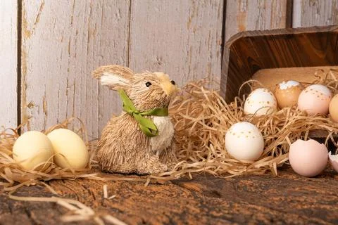 Easter decorations, straw rabbit and beautiful hand-painted eggs for the Ea.. 스톡 사진