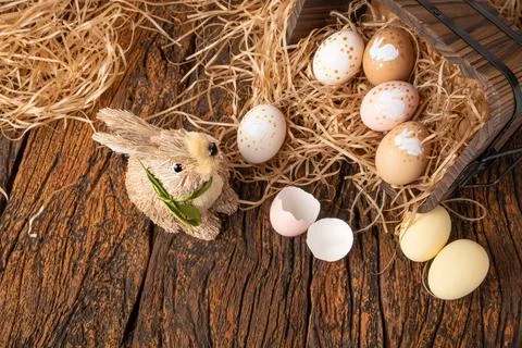 Easter decorations, straw rabbit and beautiful hand-painted eggs for the Ea.. Foto stock