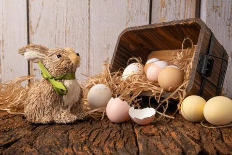 Easter decorations, straw rabbit and beautiful hand-painted eggs for the Ea.. Foto stock