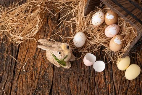 Easter decorations, straw rabbit and beautiful hand-painted eggs for the Ea.. 스톡 사진