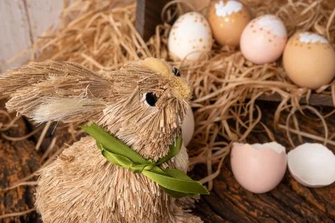 Easter decorations, straw rabbit and beautiful hand-painted eggs for the Ea.. 스톡 사진
