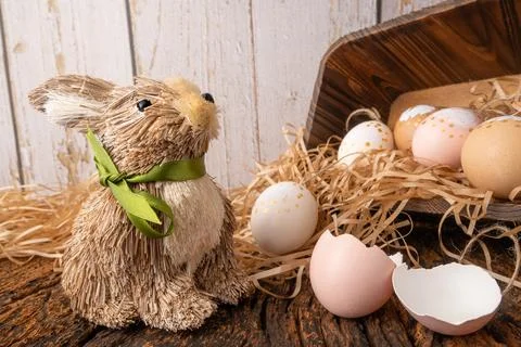 Easter decorations, straw rabbit and beautiful hand-painted eggs for the Ea.. 스톡 사진