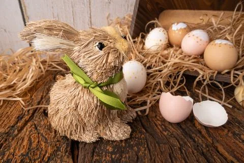 Easter decorations, straw rabbit and beautiful hand-painted eggs for the Ea.. Foto stock