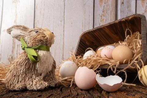 Easter decorations, straw rabbit and beautiful hand-painted eggs for the Ea.. 스톡 사진