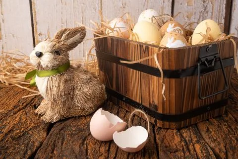 Easter decorations, straw rabbit and beautiful hand-painted eggs for the Ea.. 스톡 사진