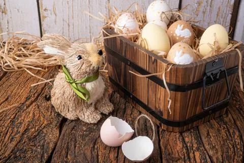 Easter decorations, straw rabbit and beautiful hand-painted eggs for the Ea.. 스톡 사진